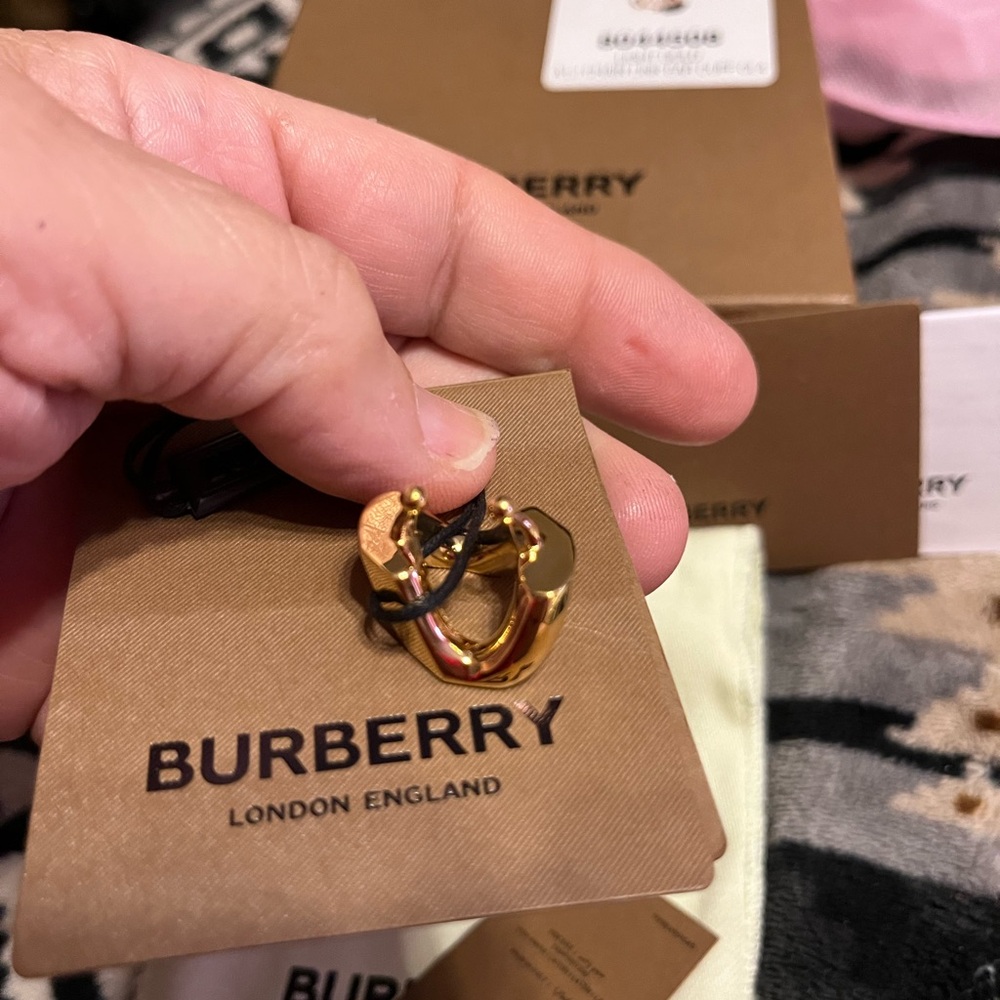 Burberry NWT Full Inclusion Gold Ear Scuff Jewelry - Picture 5 of 7